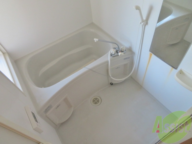 バス・シャワールーム　綺麗な浴室です。１日の疲れを癒すのに最適ですね。