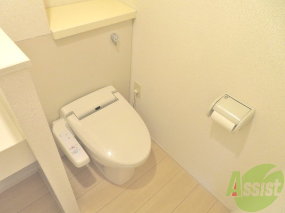 トイレ　トイレは便利なウォシュレット機能付きです。