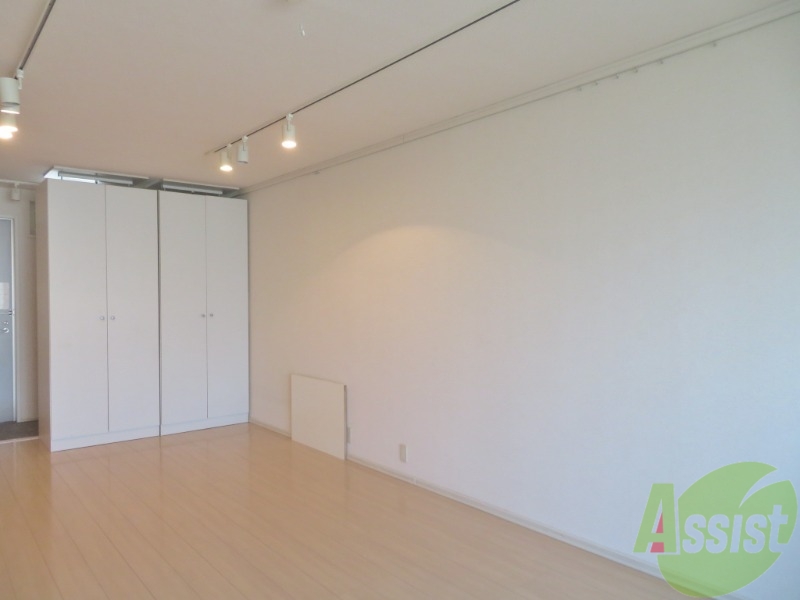 その他部屋・スペース　洋室は陽がよく差し明るく内装もきれいな状態です。