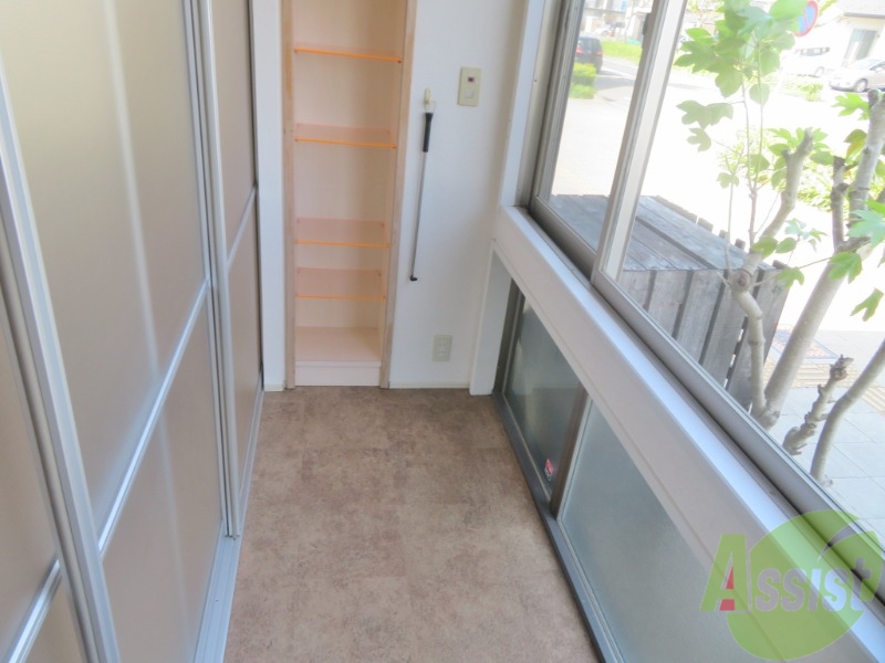 バルコニー　サンルーフはよく陽が当たり気持ちが良いです。