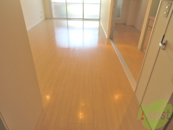 玄関　玄関入ってすぐリビングに繋がる間取りになっています。