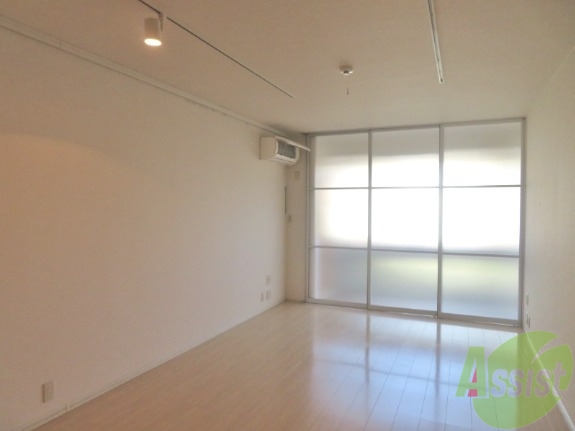 居室・リビング　１５帖のリビングは大きな窓のおかげでよく陽が差します。