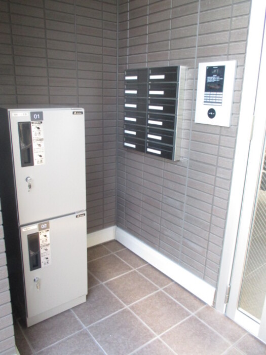 エントランス　宅配BOX付きで不在時の荷物の受け取りに便利です☆