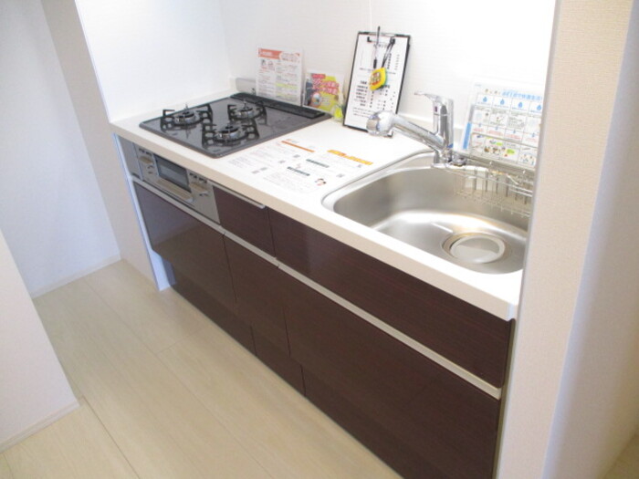 キッチン　3口コンロ・グリル付きの使いやすいシステムキッチンです♪