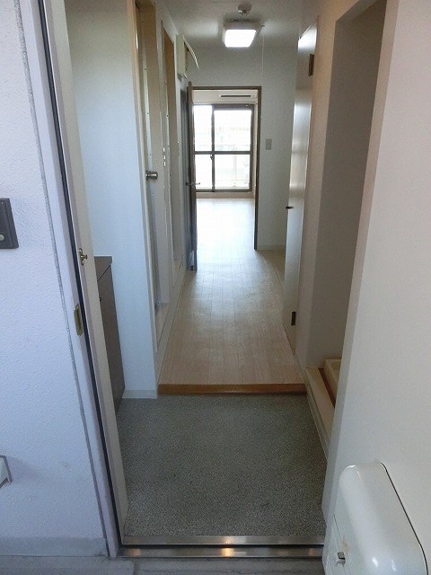 玄関　※同マンション別部屋の参考写真です。