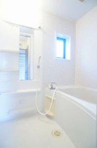 バス・シャワールーム　換気と採光を考慮した小窓があって明るく清潔感あるバスルーム