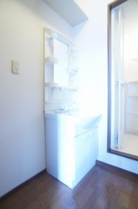 洗面設備　洗髪洗面化粧台と収納棚を配した洗面脱衣所♪