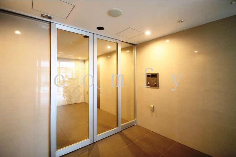 エントランス　オートロック付きエントランス