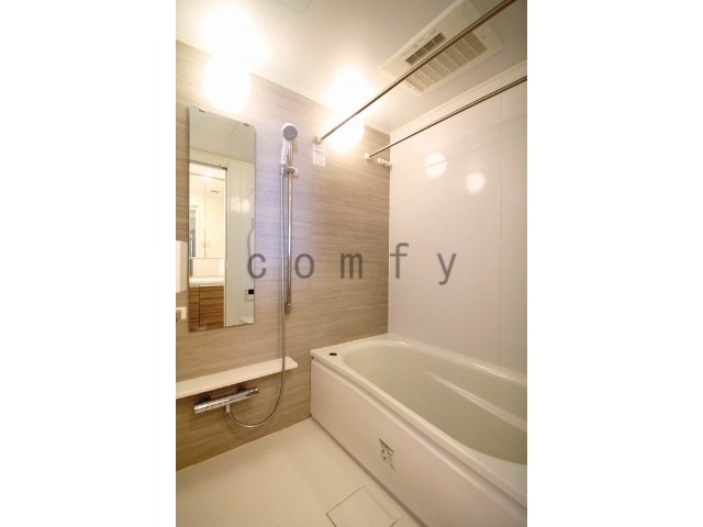 バス・シャワールーム　大きめサイズのバスタブ