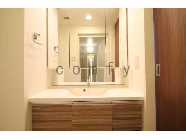 洗面設備　三面鏡にもなる洗面台