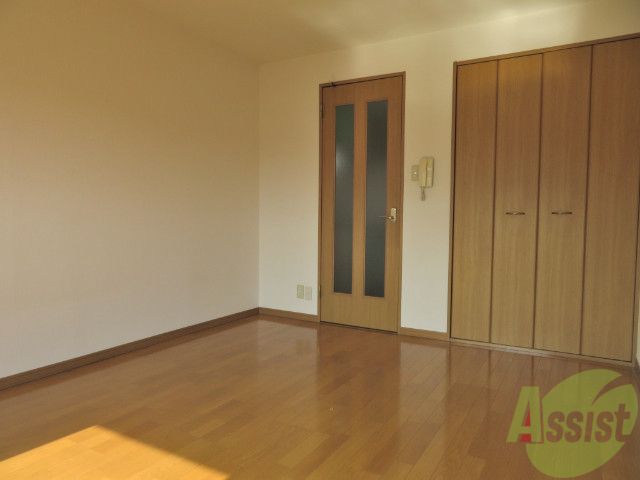 その他部屋・スペース　別の角度から洋室を撮影しました。日射しがあり明るい印象。