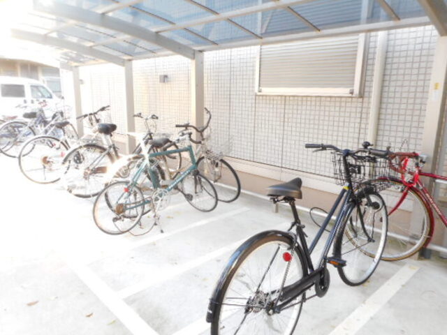 駐車場　駐輪場（屋根付き）