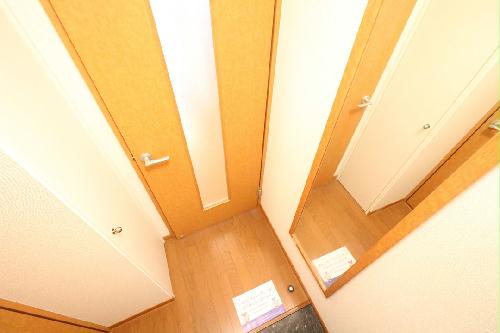 その他　玄関先には姿見がありお出かけ前のチェックもOK！