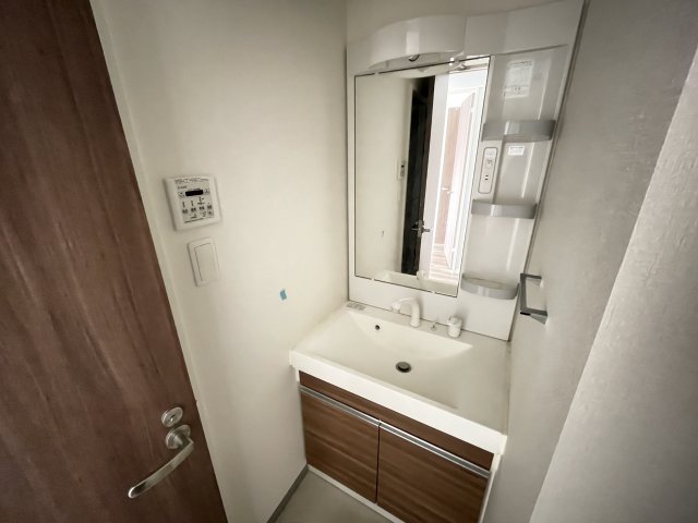 洗面設備　別号室、別間取りの参考写真です