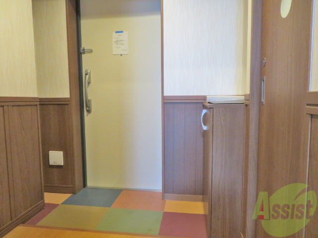 玄関　玄関回りも十分な広さがございます。収納もついてますよ