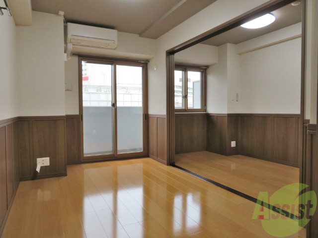 居室・リビング　８帖のリビングはこのように間仕切りを開けると広く使えます