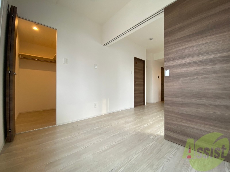 その他部屋・スペース　戸を閉めるとリビングと区切られた寝室にすることができますよ。