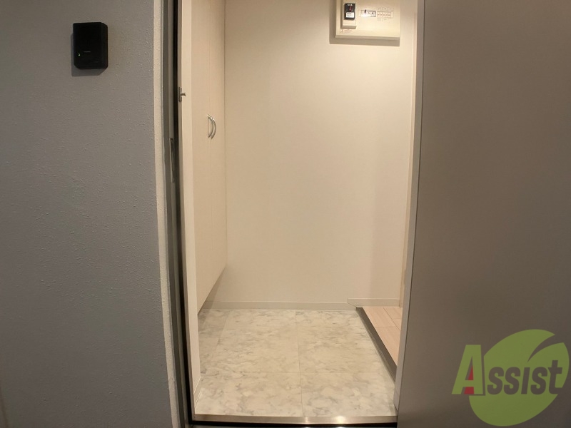 玄関　玄関です。すぐ広いリビングにつながっています。