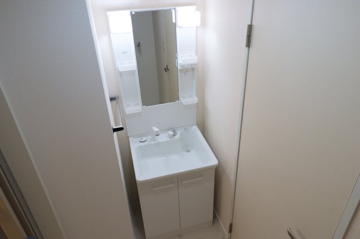 洗面設備　洗髪洗面化粧台にて朝のシャンプーもラクチンです