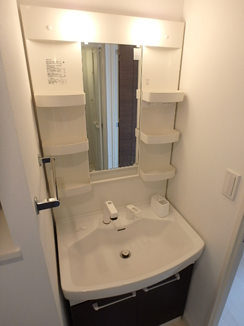 洗面設備　洗面ボウルも大きくスタイリングもしやすい洗面台。