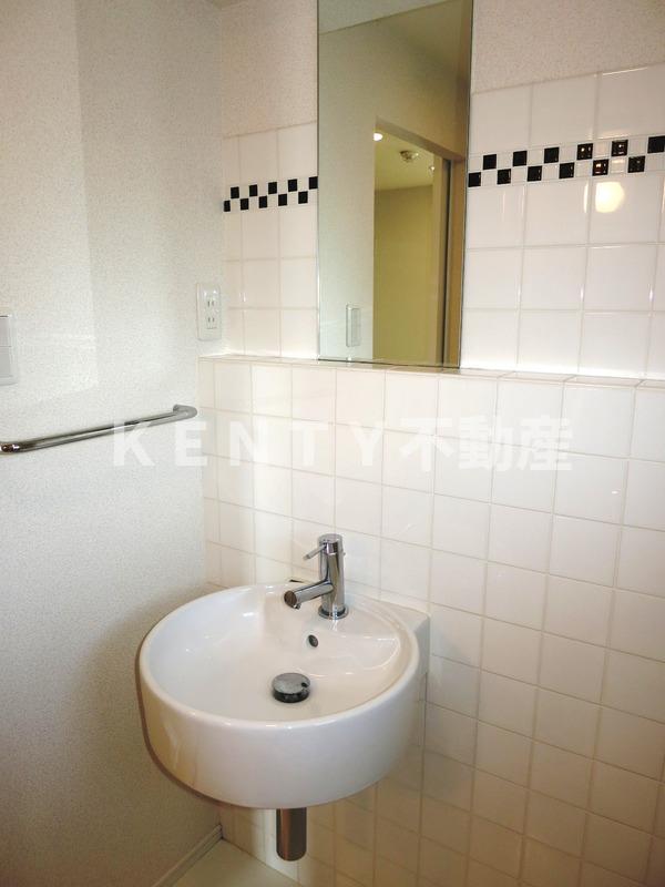 洗面設備　明るい洗面所です