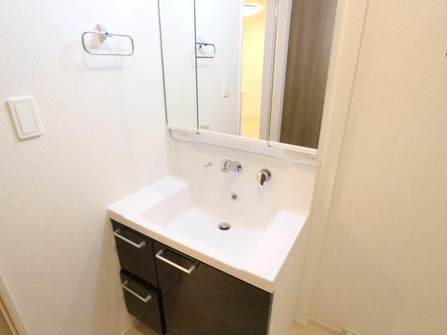 洗面設備　明るい洗面所です