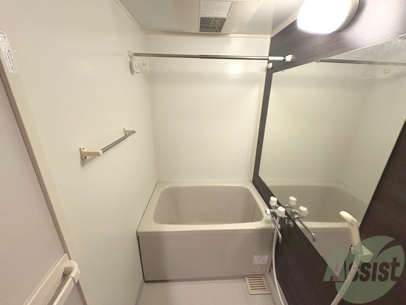 バス・シャワールーム　浴槽が広いので日々の疲れも癒されますね。