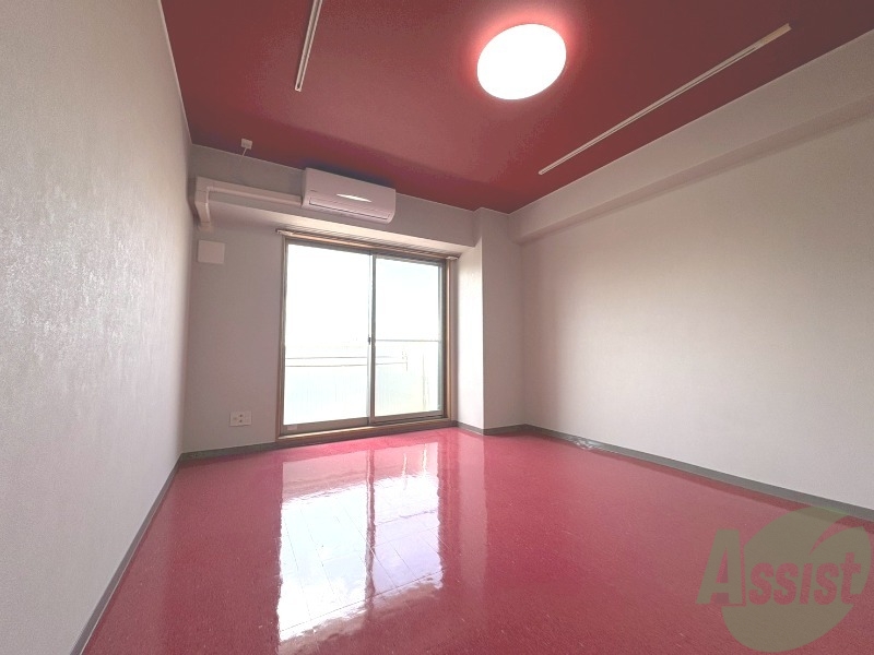 その他部屋・スペース　お部屋が広いのでベッドを置いても狭く感じないです。