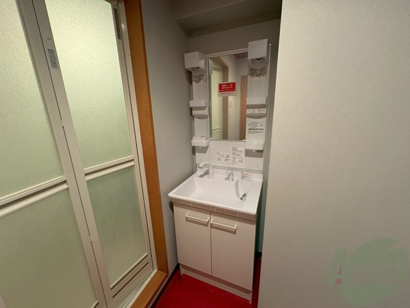 洗面設備　独立洗面台が付いてるので日々の身支度もできますね。