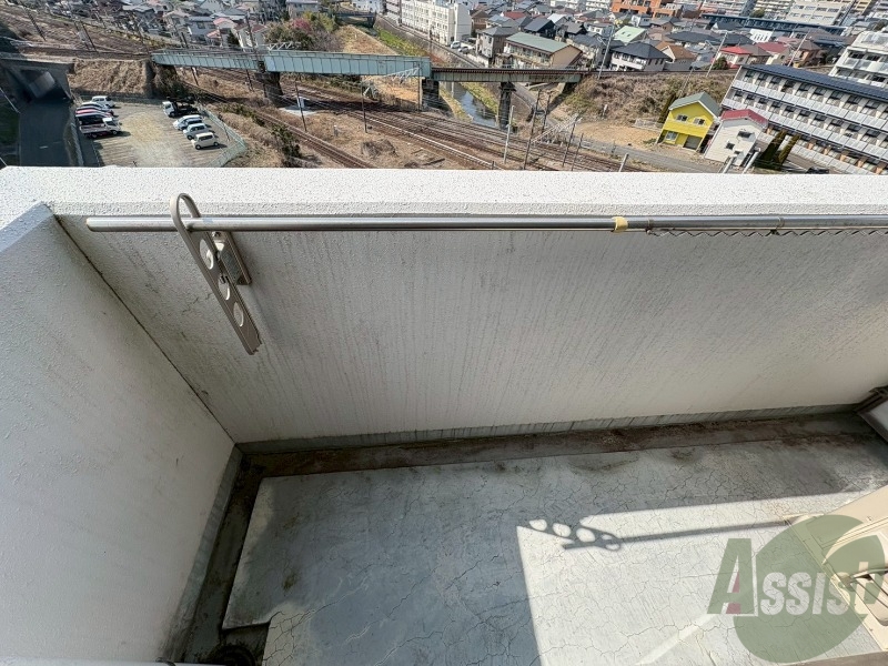 バルコニー　バルコニーに物干しがあるので洗濯物が干せます。