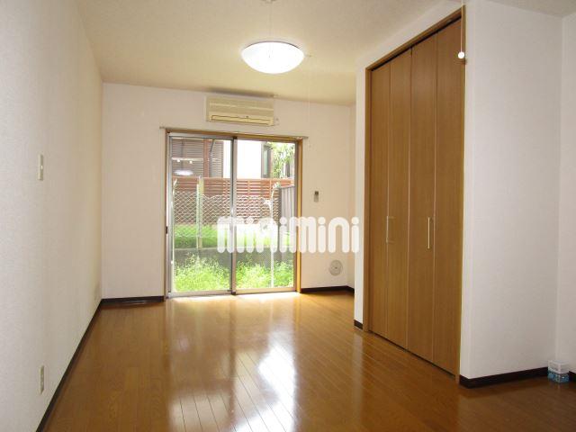 居室・リビング　南西向きのお部屋。日が差し込んで暖かいです。