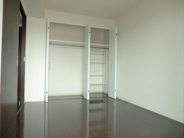 その他部屋・スペース　★壁一面収納の収納たっぷり居室★