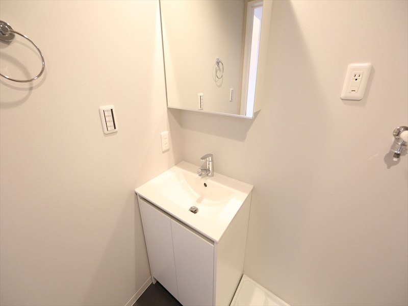 洗面設備　脱衣所　デザイン独立洗面台付　洗濯機ご用意できます