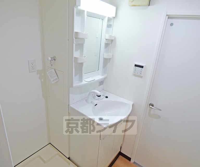 洗面設備　綺麗な独立洗面台です。