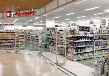 ドラックストア　トモズ フレルさぎ沼店（ドラッグストア）まで1526m