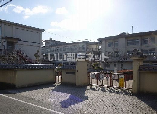 小学校　斑鳩町立斑鳩小学校（小学校）まで142m