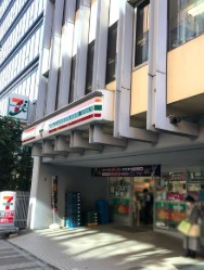 コンビニ　セブンイレブン四谷1丁目店（コンビニ）まで225m