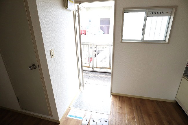玄関　写真は同建物の別部屋を参考に掲載しております。