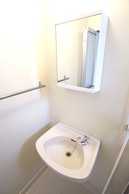 洗面設備　写真は同建物の別部屋を参考に掲載しております。