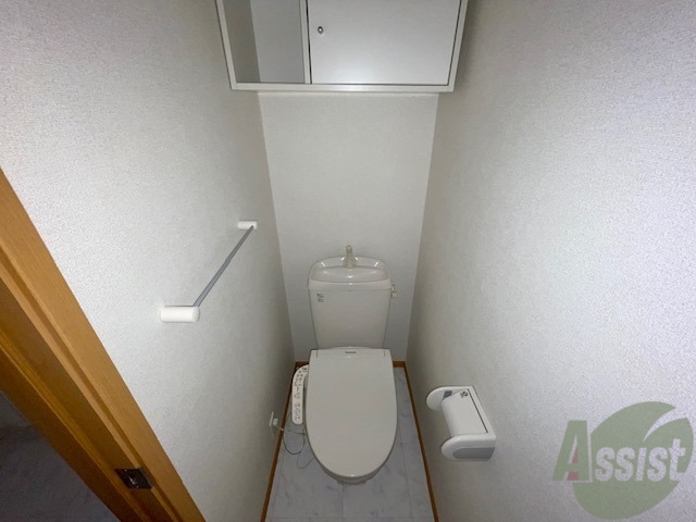 トイレ　温水洗浄便座付きのお手洗いになります。毎日快適ですね