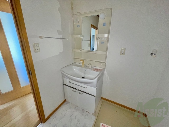 洗面設備　シャワー付き洗面台で毎日の身支度もラクラクですね