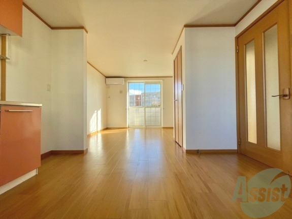 居室・リビング　１２．３帖のＬＤＫです。窓が大きいので日当たりもＧＯＯＤ！