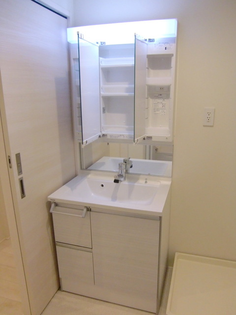 洗面設備　三面鏡の洗面台