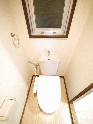 トイレ　落ち着いた色調のトイレです