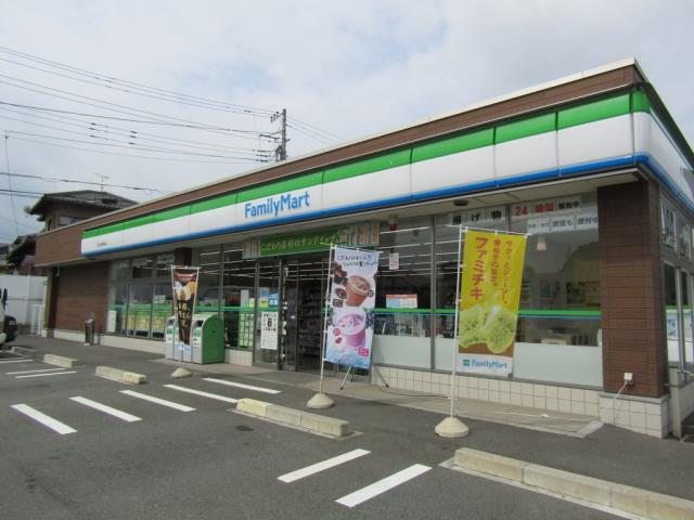 コンビニ　ファミリーマート（コンビニ）まで550m
