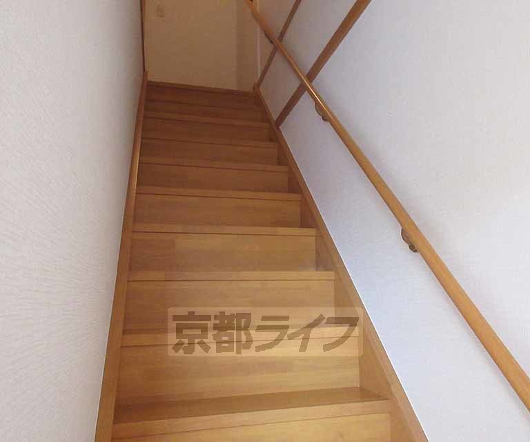 その他部屋・スペース　玄関を上がると階段があります！