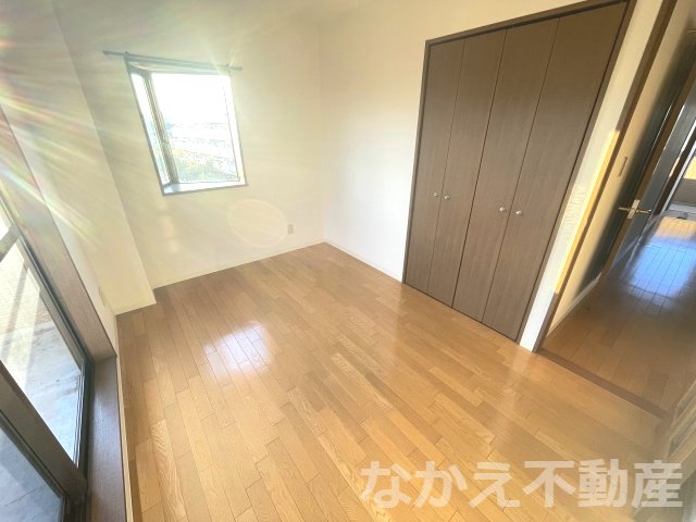 その他部屋・スペース　落ち着いた色調の寝室です