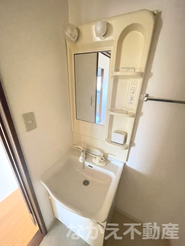 洗面設備　ゆったりとスペースのある洗面所