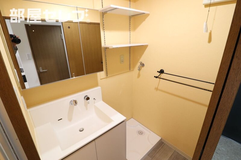 洗面設備　洗面台にも収納があります