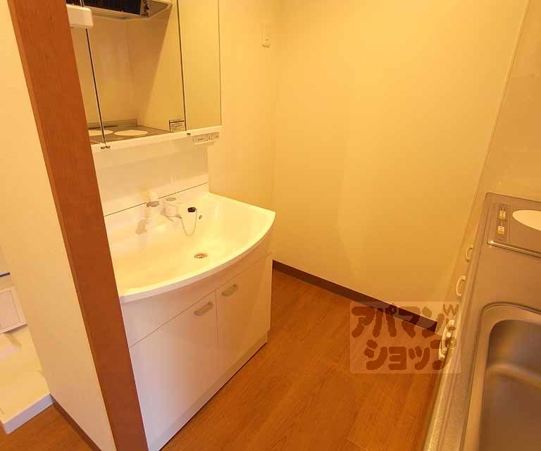 洗面設備　大きい独立洗面台です。